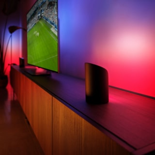 Un match de soccer affiché à la télé; la fonction Sports Live fait réagir les lumières en vert.