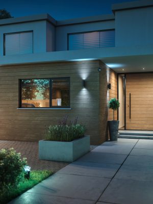 Philips Hue utendørslys som lyser opp inngangen til et moderne hus i skumringen.