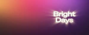 Ordene Bright Days gløder med hvitt lys på en lilla bakgrunn for å annonsere salget av Philips Hue belysning.