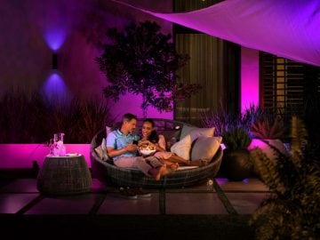 Pár relaxující s chytrým venkovním osvětlením