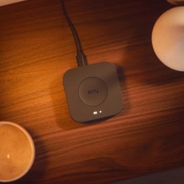 En sort Hue Bridge Pro hub til intelligent belysning placeret på et bord