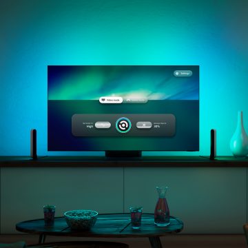 Bildschirm der Philips Hue Sync TV-App auf dem Fernseher im Wohnzimmer
