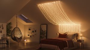 Ein mit Lichterketten über dem Bett geschmücktes Schlafzimmer 