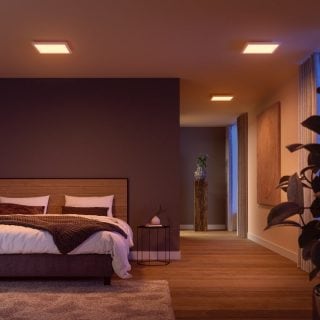 Schlafzimmer mit Lichtern über dem Bett 