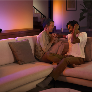 Abbildung einer Rasierklinge, die einen Lightstrip durchschneidet