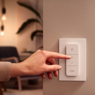 Person verwendet einen Hue Dimmer Switch