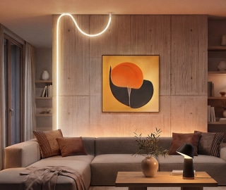 Modernes Wohnzimmer mit einem Philips Hue Liane 360° Lichtschlauch, der einen warmen, ambienten Lichtschein rund um Wand und Decke erzeugt.