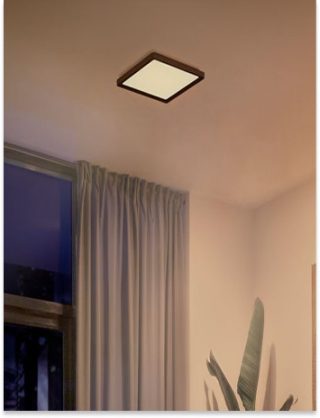 Modernes Schlafzimmer, beleuchtet von einer quadratischen Philips Hue Deckenleuchte, die für sanftes, warmweißes und stimmungsvolles Ambiente sorgt.