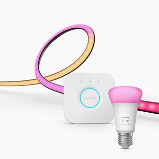 An der Wand befestigter LG-Fernseher mir drei smarten Hue Lichtern