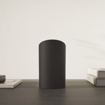 Hue Play Wallwasher auf einem Schreibtisch neben einer weißen Wand.