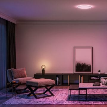 Smartes Deckenpaneel in modernem Wohnzimmer in Lila gehalten