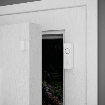 Ein Hue Secure Kontaktsensor, der an einem Fensterrahmen installiert ist