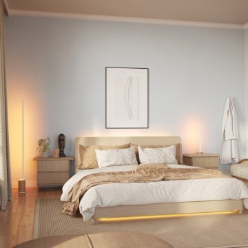 Warmweißes Licht um ein beige-weißes Bett in einem gemütlichen Schlafzimmer mit hellen Farben. 