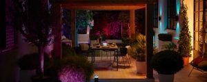 El jardín y el comedor al aire libre iluminados por una bonita iluminación inteligente exterior