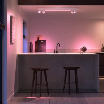 Luz de techo Centris en una cocina moderna con barra 
