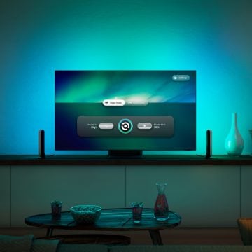 Philips Hue Sync TV ‑sovelluksen näyttö olohuoneessa olevassa televisiossa