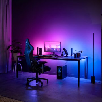 Pelipöytä, jolla violetti ja sininen Philips Hue ‑älyvalaistus