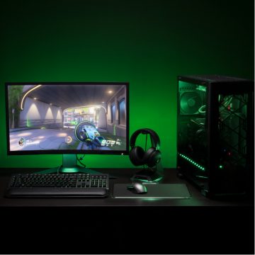 Pelipöytä Razer-oheislaitteilla ja Philips Hue -integraatiolla