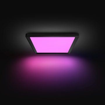Hue Tento älykäs LED-paneeli paistaa violettia valoa mustalla taustalla