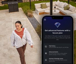 Une femme dans un jardin, vue à travers une caméra de sécurité, avec un encart affichant les plans de sécurité Hue Secure pour la maison dans l’application Hue. 