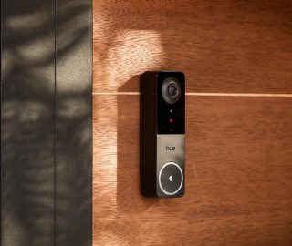 Une sonnette Hue noire, installée sur un mur. 