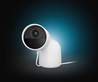 Caméra filaire de sécurité Hue Secure blanche sur un fond noir et bleu.