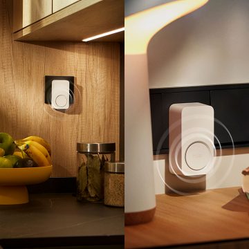 Un carillon connecté Hue est branché dans une prise murale de cuisine et émet une alerte sonore.