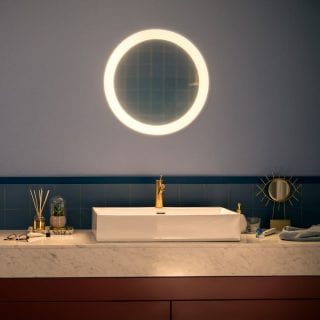 Salle de bain avec lumière autour du miroir