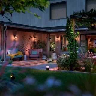 Jardin extérieur avec éclairage Philips Hue