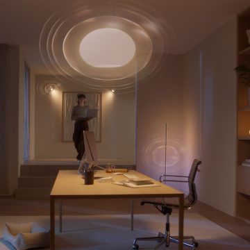 Une personne entrant dans une pièce configurée avec une zone de détection de mouvement Hue MotionAware.
