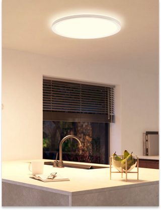 Chambre moderne illuminée par une lampe de panneau de plafond carré Philips Hue offrant un éclairage d’ambiance blanc chaud et doux.