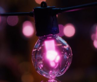 Une guirlande lumineuse à globe d’extérieur Festavia de Philips Hue qui brille en rose. 