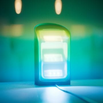 Éclairage mural LED montrant des dégradés de lumière verte et jaune saturée brillante. 