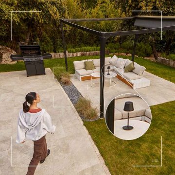 Une image provenant d’une caméra 2K montre une femme traversant un patio. 