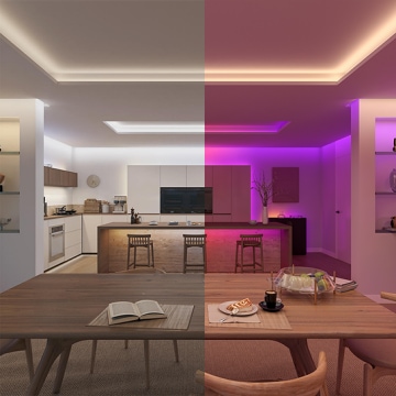 Photo en écran partagé d’une cuisine dont une moitié montre l’espace éclairé avec un effet de lavage de mur en lumière blanche et l’autre moitié montre l’espace éclairé en lumière rose et bleue.