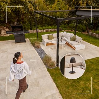 Una registrazione video di una telecamera Hue 2K Secure che mostra una donna che cammina attraverso un patio.