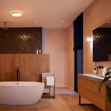 Plafoniera rotonda in un bagno moderno con vasca indipendente