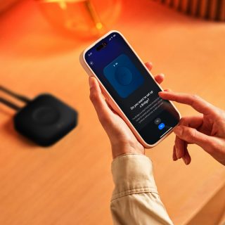 Hueアプリを使用してBridge Proをインストールしている人物のクローズアップ。