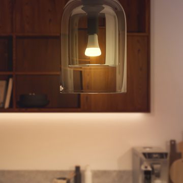 색상 조절이 가능한 따뜻한 백색빛의 Hue 스마트 전구.