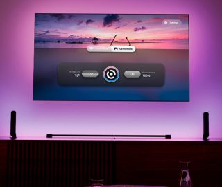 엔터테인먼트 조명이 설치된 TV 화면과 Philips Hue Sync TV 앱이 표시된 화면입니다.
