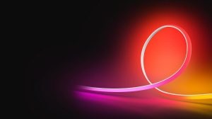 검은색 배경에 분홍색, 빨간색, 노란색 빛이 빛나는 OmniGlow 스트립 조명입니다. 