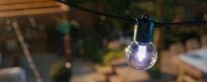 Festavia 옥외 글로브 조명 줄에 연결된 Lightguide 전구가 연분홍 색조로 환하게 빛납니다. 