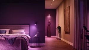 Slaapkamer verlicht met Bluetooth-lampen, waarmee je draadloos de verlichting kunt bedienen en de sfeer volledig kunt aanpassen met slimme Bluetooth-lampen.