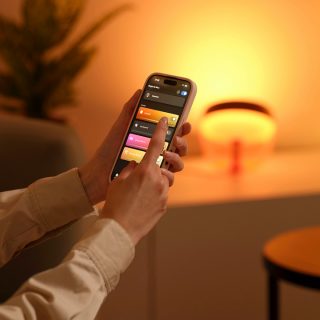 Een close-up van iemand die zijn verlichting aanpast met behulp van de Hue app