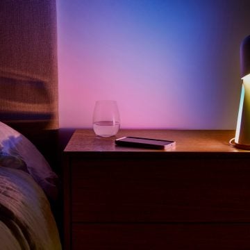 Een slaapkamermuur met een subtiele mix van blauwe en roze tinten slim licht.