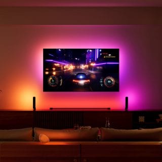 Op tv wordt een racespel gespeeld in de woonkamer met roze en rode lampen