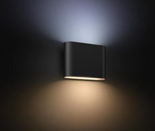 Een Philips Hue buitenwandlamp die tegelijkertijd in warme en koele lichttinten schijnt. 