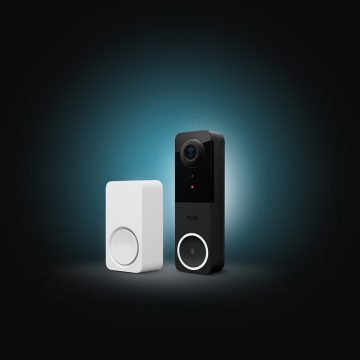 Een zwarte Hue videodeurbel en een witte Hue Smart Chime.