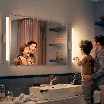 Badkamerverlichting: moeder en zoon in badkamer