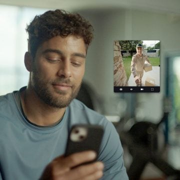 A ser et bud ved inngangsdøren på smarttelefonen sin via Hue appen.